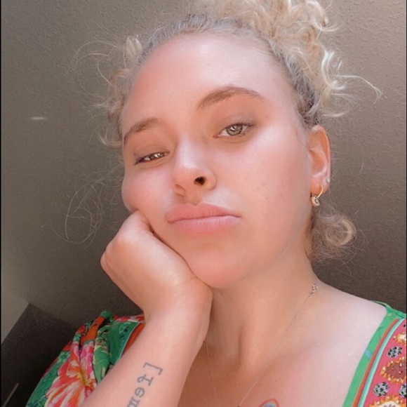 Meet your Posher, Gabrielle - Picture 2 of 4